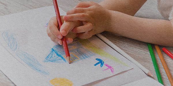 para fazer referência à atuação dos CMDCAs, a imagem mostra as mãos de uma criança desenhando
