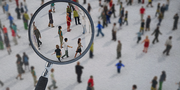 Para fazer referência a pesquisa de opinião pública survey, a imagem mostra uma lupa focando na população, com várias pessoas andando na rua.